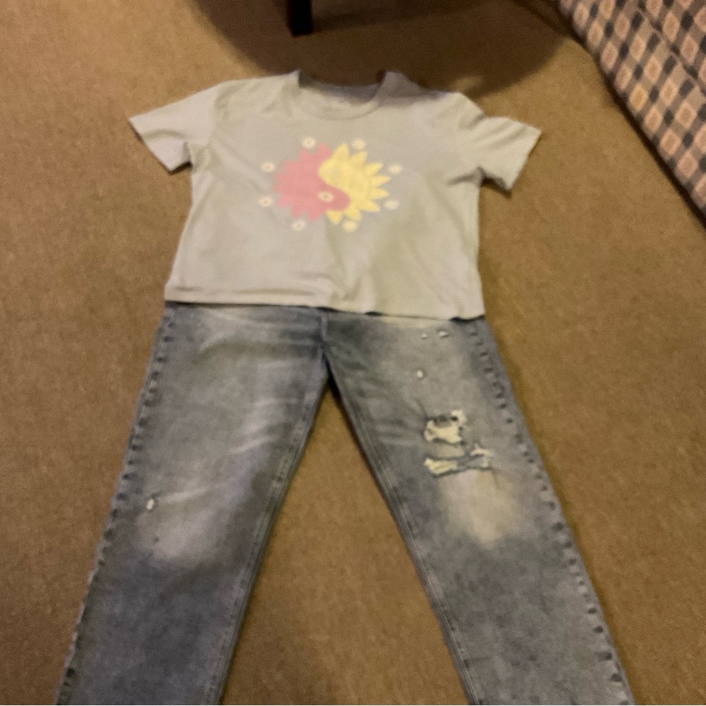 Old Navy High Rise distressed jeans and lite blue tee shirt set.